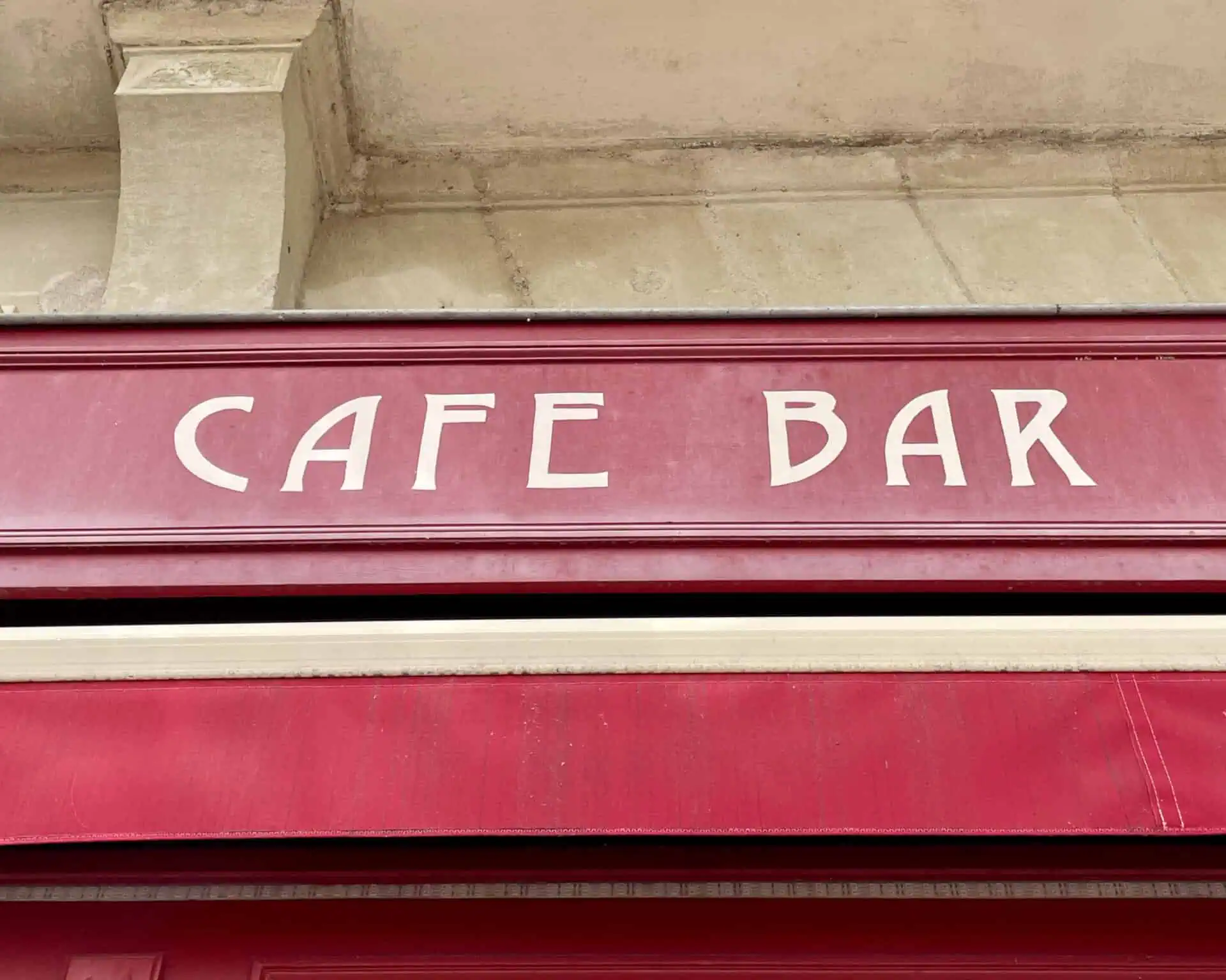 Een uitstalling van gouden, schilferige croissants met een bordje in het Frans waarop staat dat ze de eerste prijs voor beste botercroissant hebben gewonnen in de wedstrijd van Groot-Parijs, 2022.