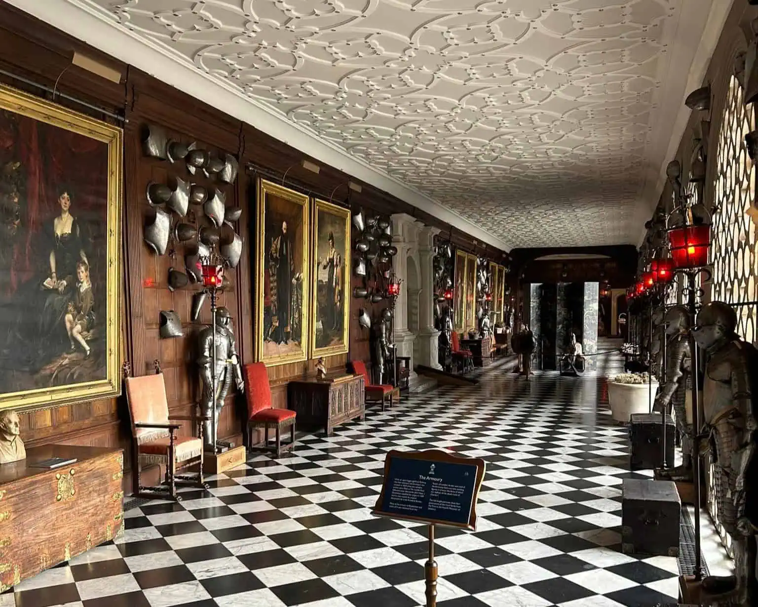 Een traditionele Engelse cottage met een rieten dak en vakwerkmuren, omringd door weelderige tuinen met groenten en bloemen, roept de charme op van het platteland van Shakespeare, allemaal onder een strakblauwe hemel.